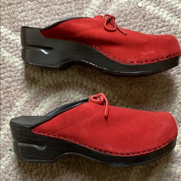 Lands’ End red suede clog size 7. - Picture 3 of 5